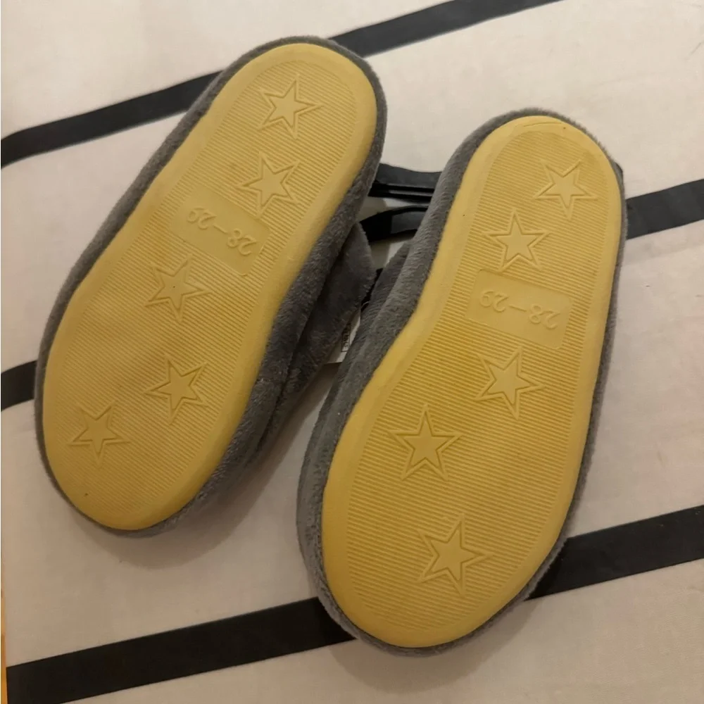 The CUTEST, coziest comfy slipper for your little! 1 white sheep/1 black sheep🐑